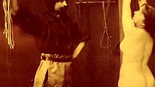 Tmavá lampa ukazuje vintage parnú éru porn