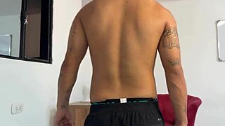 me aprovecho que mi hermanastra se atasca para ayudarla y follarme su rico coño