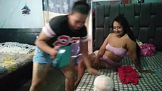 Ella No Puede Esperar A Que Termine De Planchar La Ropa Para Sorprenderme Por Atrás Y Comenzar A Chuparme El Culo