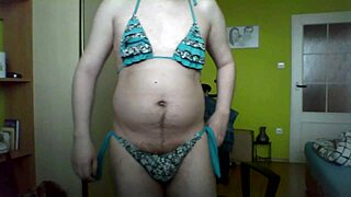 Pornstar arrapata si dita la figa in lingerie fino allo squirt