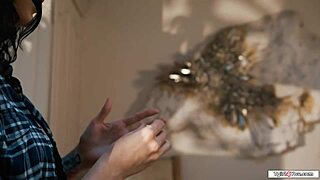 Сиськонатая латинская ширмейл Фея Ариэль Демюр выскакивает!