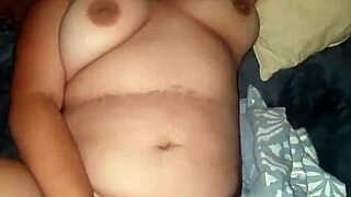 Kåt fru blir tight medan hon suger mannens kuk