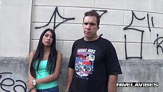 morena gostosa com estranho na favela diante do marido