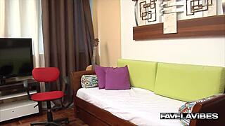 morena gostosa com estranho na favela diante do marido