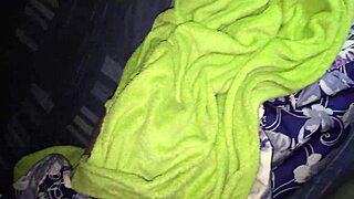 encuentro a la mama de mi mejor amigo en la habitacion y me aprovecho que esta caliente