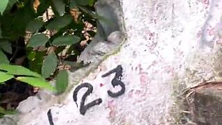 Patricinha with brown eyes climbs the hill on the street with small waist