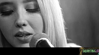 Milf passionately fingerbangs teen lesbian