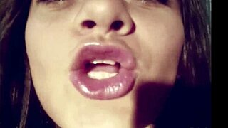 سيمة برونيت لطيفة في استمناء سولو إيروتيكي