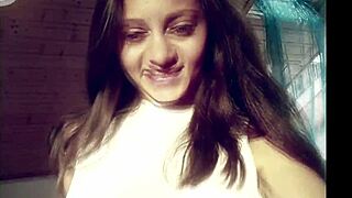 سيمة برونيت لطيفة في استمناء سولو إيروتيكي