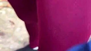 Patricinha with brown eyes climbs the hill on the street with small waist