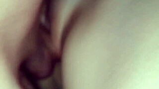 Fudendo a esposa magrinha com a calcinha rosa e gozando na xoxota da safada