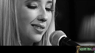 Milf passionately fingerbangs teen lesbian