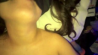 mi novia tetona chupando tres vergas a la vez en la habitación, cuál le gustará más