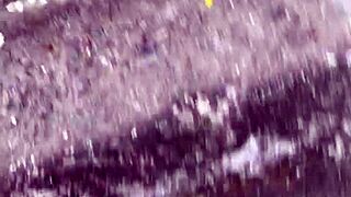 Patricinha ojazos marrones sube la colina en calle con cintura chica 18+