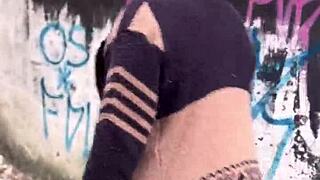 Patricinha with brown eyes climbs the hill on the street with small waist