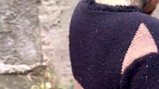 Patricinha with brown eyes climbs the hill on the street with small waist