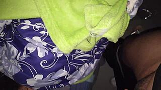 encuentro a la mama de mi mejor amigo en la habitacion y me aprovecho que esta caliente