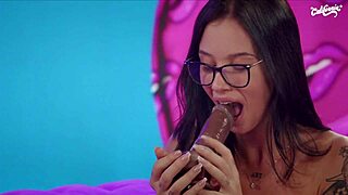 morena gostosa fodendo a novinha tatuada