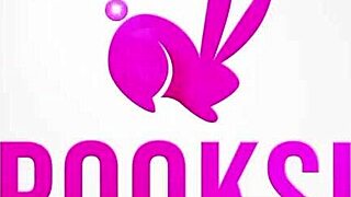 جورجيا تسحب الكيلوت وتدلك بظرها! كملي ما توقفيش!