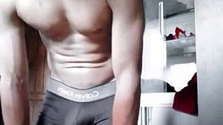 Primo Se Masturba Disfruta De Su Semen