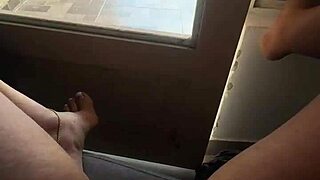 paseandome por el anden para que mis vecinos se antojen de mi culo me encanta provocar a un vecino que tengo