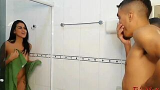 Ele Entrou No Banheiro Sem Avisar Me Fez Engolir Sua Piroca Gigante At� O Fundo Da Garganta E Me Fudeu De Quatro