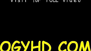 Adoro guardare 'sta fighetta giovane cavalcare un vecchio cazzo duro