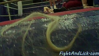 בחורות התאבקות מנערות תחת גדול ומפתה