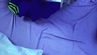 Atrapada masturbandose por compañero de cuarto