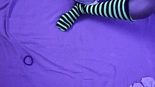 Atrapada masturbandose por compañero de cuarto