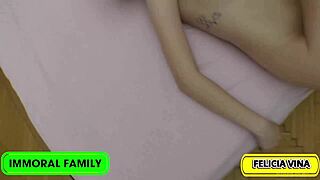 Felicia Vinas devora tarta empapada en leche tras follar pollas enormes ansiando cada gota en tetas jugosas y coño rapado