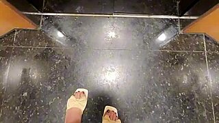 Shemele Ting Xuanが野外で公開おしっこ