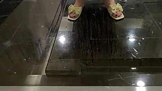 Shemele Ting Xuanが野外で公開おしっこ