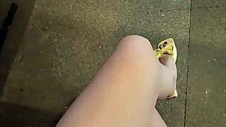 Shemele Ting Xuanが野外で公開おしっこ