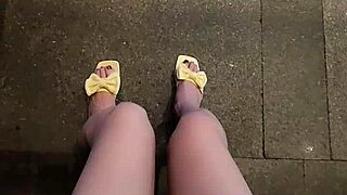 Shemele Ting Xuanが野外で公開おしっこ