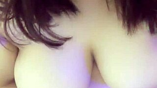 Vuoi vedere questa vietnamita spogliarsi e scoparsi forte da sola?