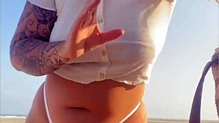 hoje eu vou dar só uma chupadinha no swollen pussy lips at beach