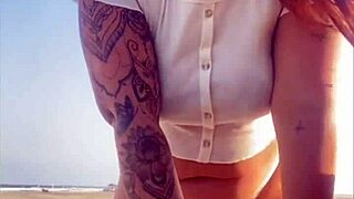 hoje eu vou dar só uma chupadinha no swollen pussy lips at beach