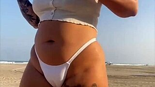 hoje eu vou dar só uma chupadinha no swollen pussy lips at beach