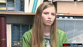 Alışveriş merkezi polisi minyon 18+ genç hatunun küçük 18+ memelerini kirli soyunma aramasında yırtıp oral yapıyor