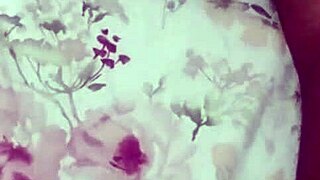 Preta safada gime com cuzinho guloso engolindo pau inteiro no anal