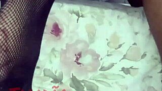 Preta safada gime com cuzinho guloso engolindo pau inteiro no anal