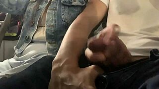 Le muestro mi verga en el bus público y esta horny blonde decide venir a tocarla y más 😉🍆 bus flashing handjob vibes!