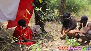 หัวหน้าพิธีกรเย็ดเมียท้องกลางแจ้งสามีดูพิธีกรรม threesome แบบแอฟริกัน