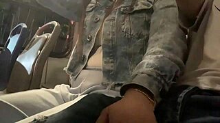 Le muestro mi verga en el bus público y esta horny blonde decide venir a tocarla y más 😉🍆 bus flashing handjob vibes!