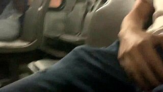 Le muestro mi verga en el bus público y esta horny blonde decide venir a tocarla y más 😉🍆 bus flashing handjob vibes!