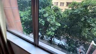 Muskuløs brasiliansk bodybuilder bøjet over for hård anal doggy efter gym