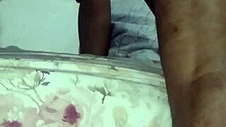 Preta safada gime com cuzinho guloso engolindo pau inteiro no anal