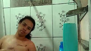 Latina brunetă star porno se spală arătând fundul ud mare țâțe naturale pizdă