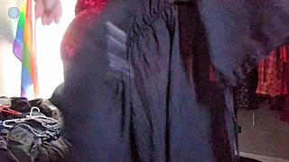 Hun tester tilfeldige klær ertet kamera med packer på av